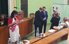 Peter Stanko preberá diplom z rúk dekana Lekárskej fakulty Univerzity Palackého v Olomouci, prof. MUDr. Milana Kolářa, Ph.D.